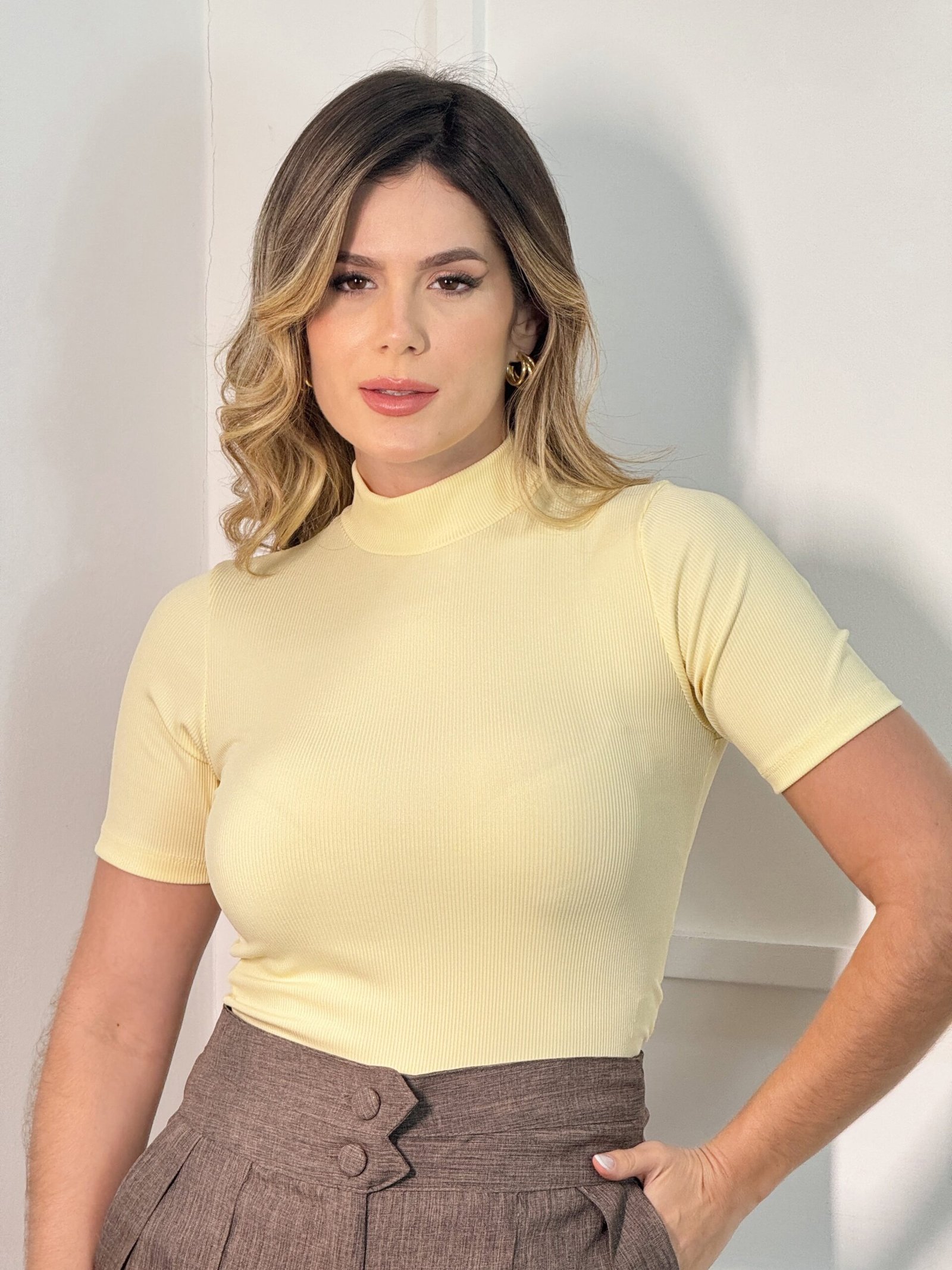 Blusa em ribana golinha alta e manga curta - Amarelo